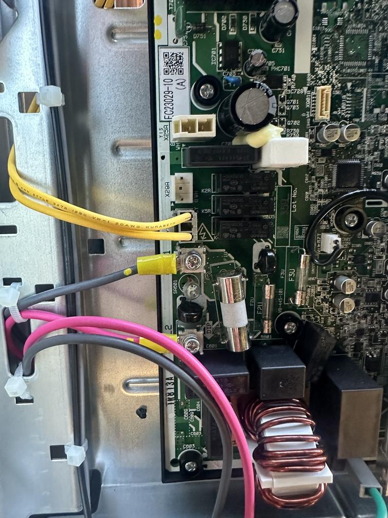 Heat pump outdoor unit control board with its fuses, opened for diagnosis